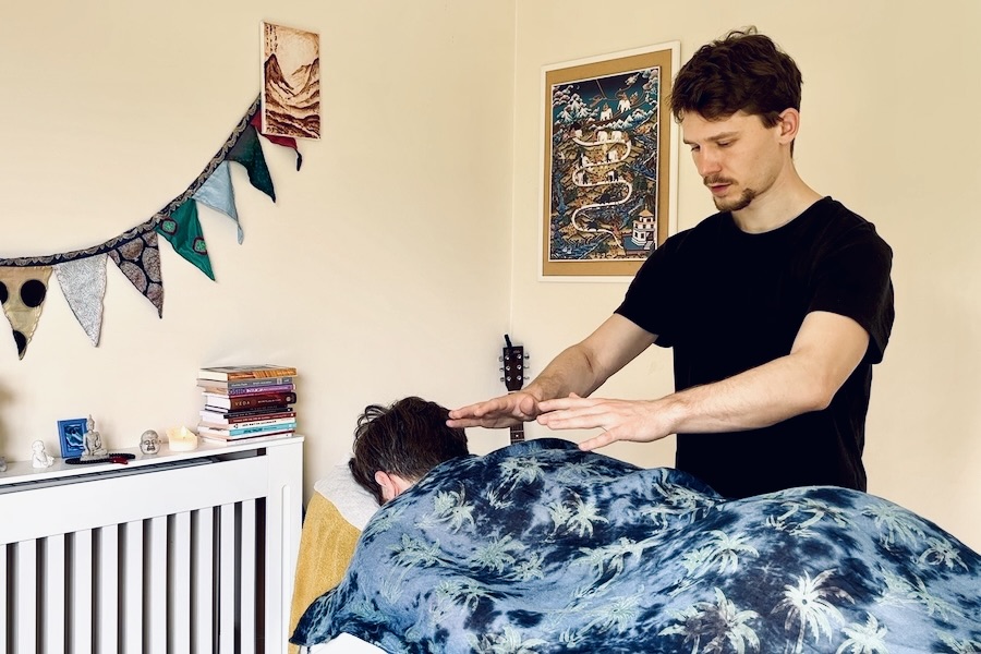 Michał Kutzner podczas indywidualnego masażu Lomi Lomi